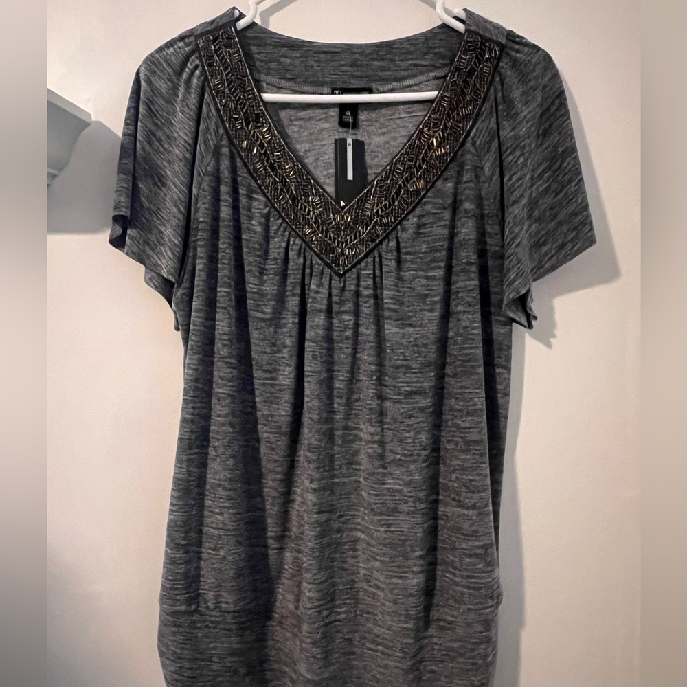 New Directions NWT XL Grey W/Bead Trimmed V-Neck Short Sleeve Top Poly/Spandex